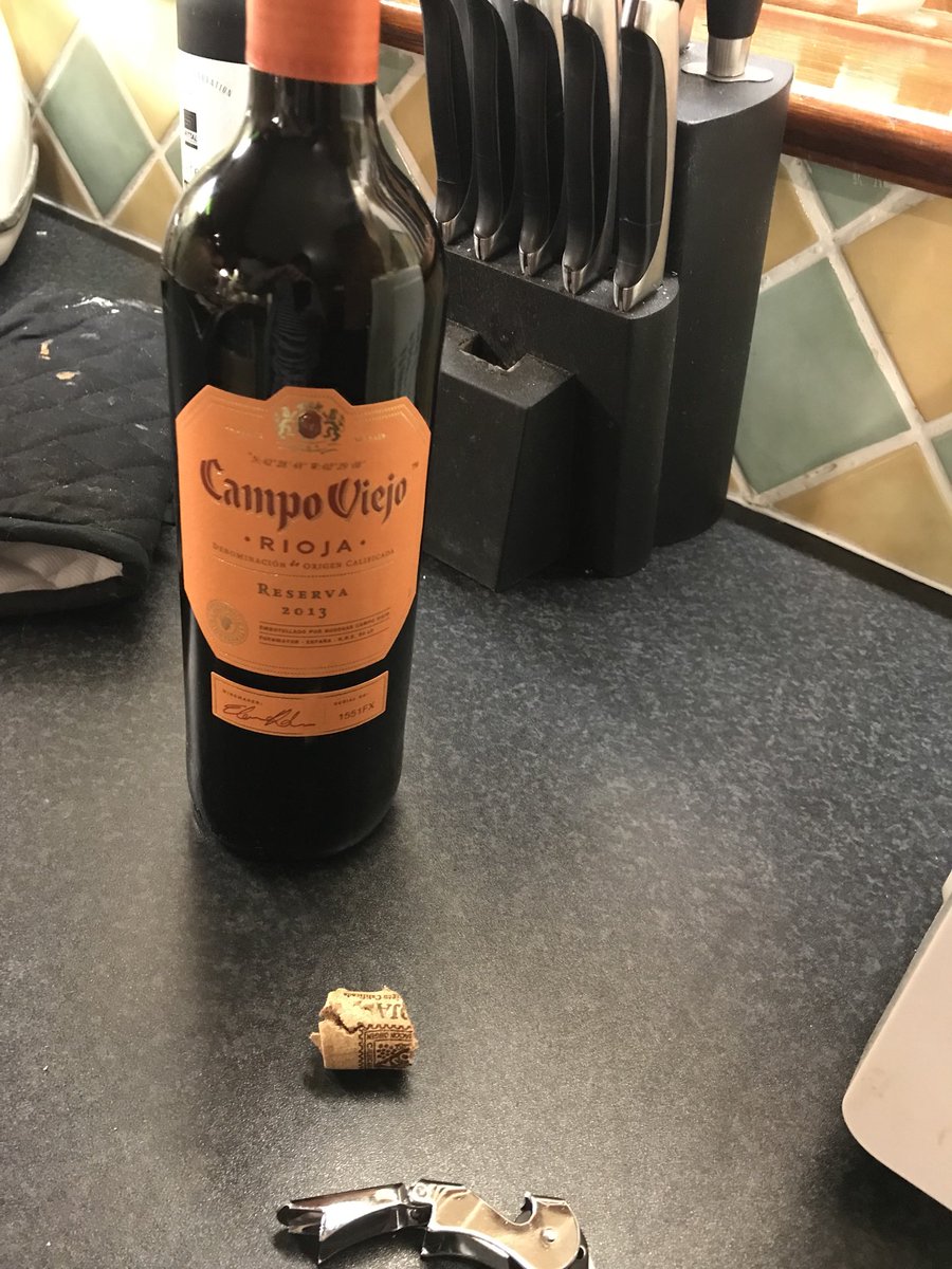 leanneb68's tweet photo. Things you cant do with a busted finger #1
Open a bottle of wine
#buggeration https://t.co/FRHMOEpwhm