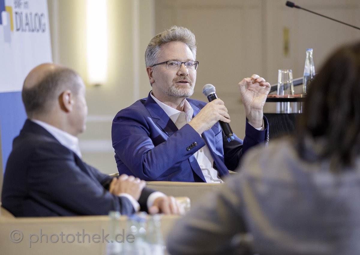 BMF_Bund's tweet photo. „Deutschland hat seine Fähigkeit unter Beweis gestellt, mit den Folgen der Finanzkrise umzugehen“. @adam_tooze bei #DialogBMF https://t.co/WyVzAYOJIv