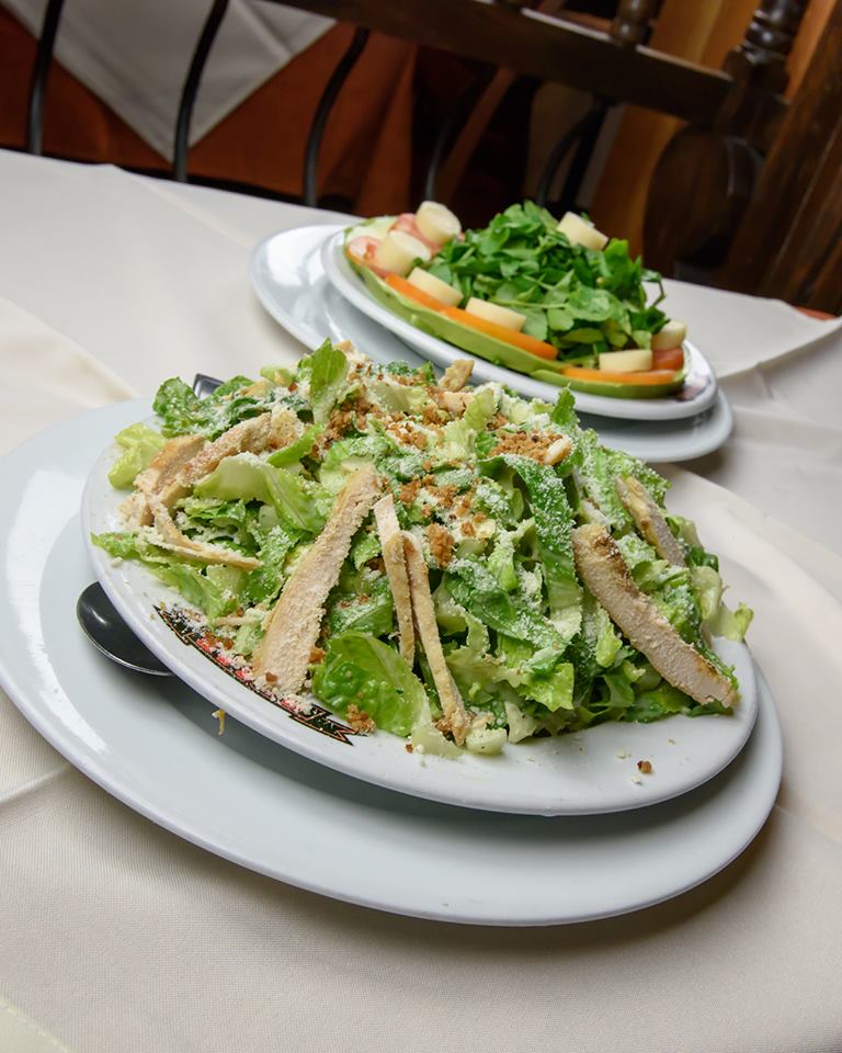 HarasGrill's tweet photo. ¡Muchas opciones de ensaladas para ti! En la foto están la irresistible Ensalada Cesar con Pollo y la clásica Ensalada de Aguacate, Tomate, Palmito y Berro #ensaladas #ensaladacesarconpollo https://t.co/IA1kKVVGsA