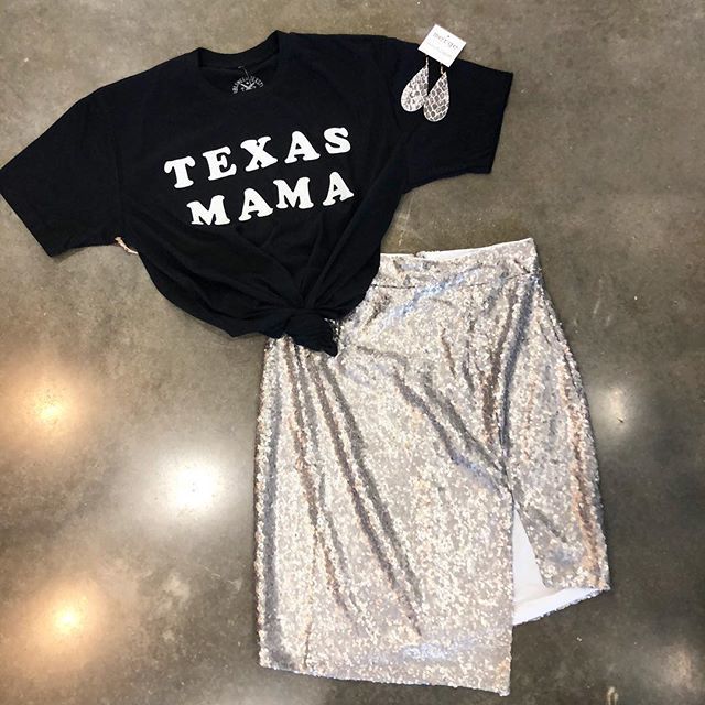 mergeboutiquecs's tweet photo. Snakeskin earrings $12.99
Texas tee $25.99 (s-l)
Sequin skirt $29.99 (s-l)
•
•
•
Perfect gift for your Texas mamas!🖤
•
•
•
Comment #runship or #runhold to purchase!!! #texasmama #texaspride #tee #sequins #snakeskin #jewelry #ootd #giftideas #christmasshopping #sassy #wi… https://t.co/Yr4jcazHiY