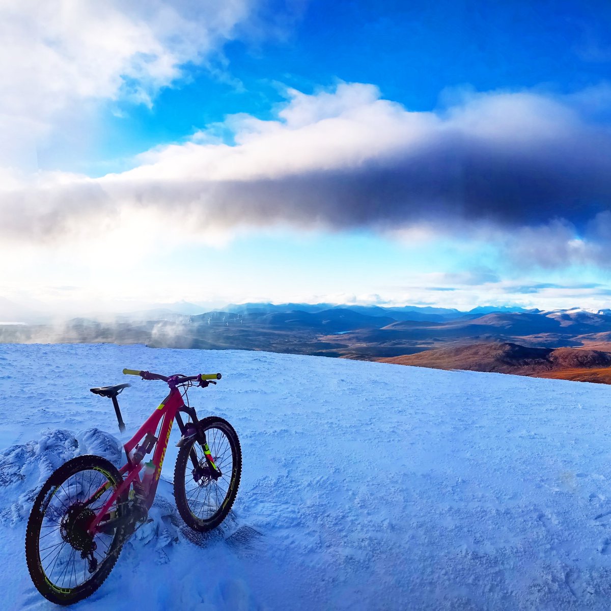HighlandAdv_G's tweet photo. Wey heyy it's Monday, another week of awesome ahead 🤪 Freezing levels were higher than expected but other than that the forecast was spot on. Picture looking out West to #BeinnEighe and #Torridon from a #BenWyvis #lovescotland https://t.co/HTgiwdlVRx