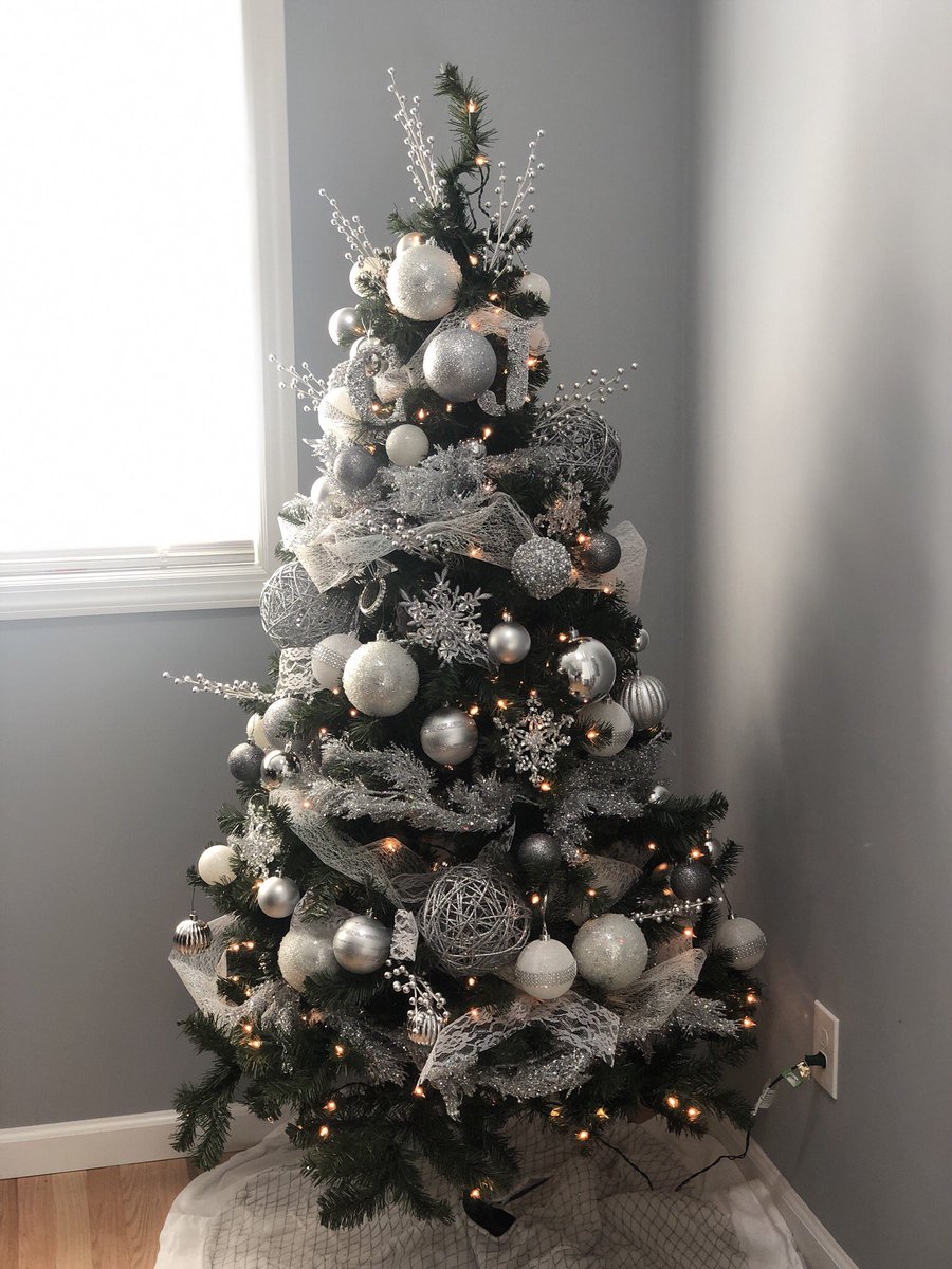 ItsZahnCourtney's tweet photo. Loving my Christmas tree!!! Just waiting on my star! 🌟 https://t.co/zVkiS8i168