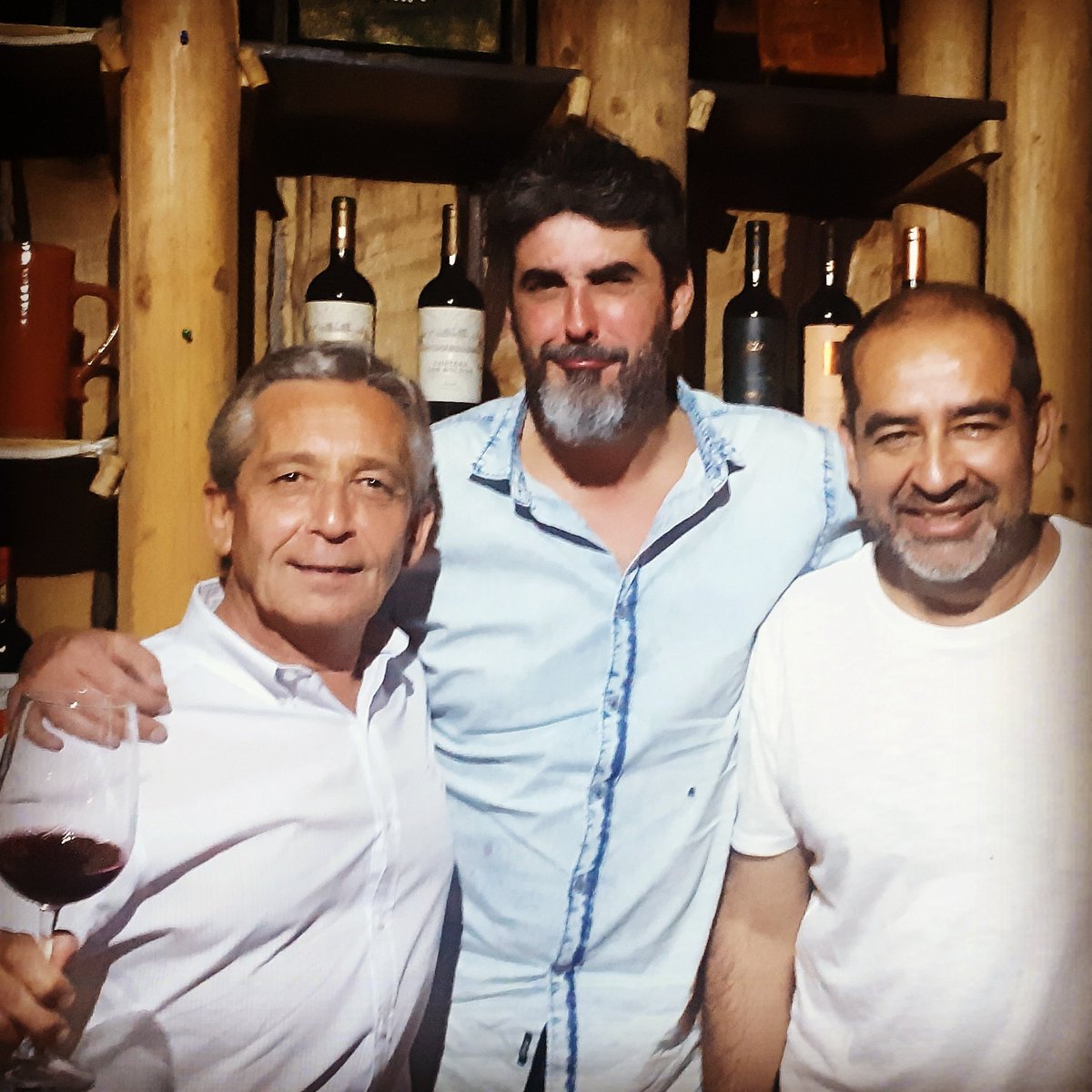 juancar89166389's tweet photo. Con buenos #Amigos toda va mejor ¡¡¡ Comiendo #Chanchoalachicha
Y degustando #vinos un placer ¡¡¡ Que tarde más educativa en #kurarestorán

#Partnes #chile🇨🇱 Manuel Sanchez y #toneleriademptos #francia🇫🇷 Jorge Llorente 
#Curacaví #Ruta68 #K33 https://t.co/hnalp2IC76