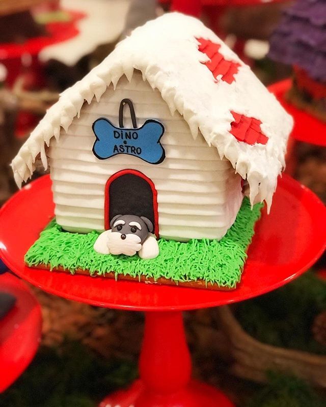marcosbakeoff2's tweet photo. Casa dos cachorros (3/15)
🏠🐕🐩 Uma casa bem no estilo clássico de desenho animado, até com plaquinha dos donos na porta e um pouco de neve no telhado. Quem conhece bem o @almeidalex e eu sabe porque escolhemos esses nomes para os catioros! ❤️ #marcoss… https://t.co/aECAModpcS https://t.co/XuIEX008ml