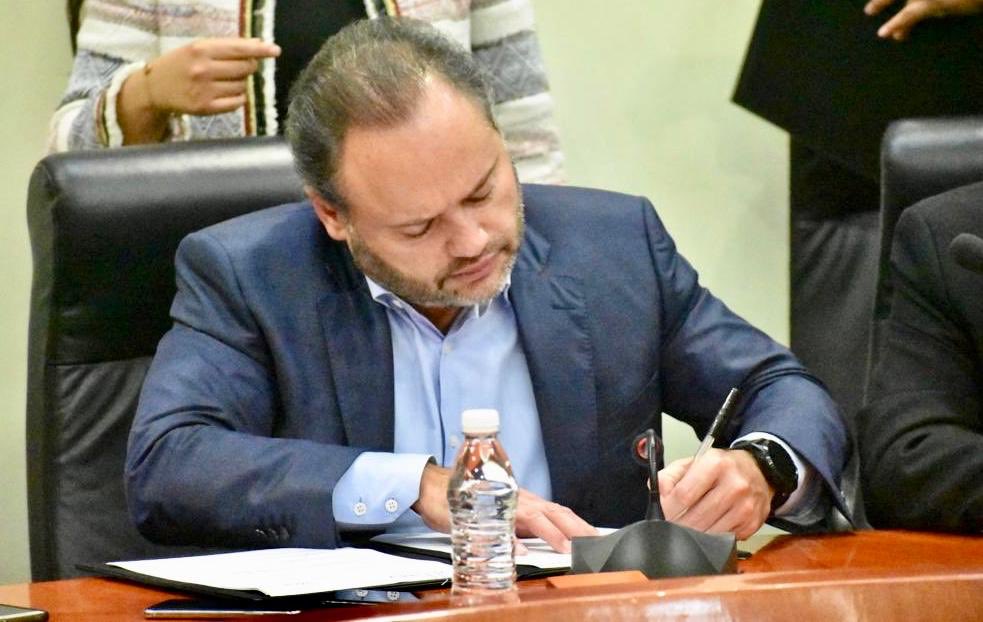 La <a href="/AGUCDMX/">AGU CDMX</a> se ha sumado al acuerdo entre el <a href="/GobCDMX/">Gobierno de la Ciudad de México</a> y la #UACM para mejorar el entorno de los planteles; intervenimos en materia de bacheo, poda y alumbrado público.