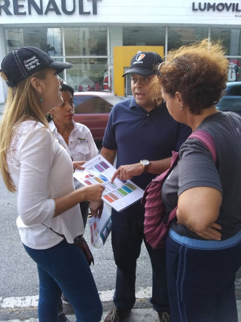 PJMetropolitano's tweet photo. Cjal .@maximo_sanchez junto a .@scarlethtrillo Conversando Con vecinos de la #Urb. El Dorado,  #AltamiraSur en el evento de activación del espacio público #EnsayandoElBulevar, organizado por Ccs City; promoviendo el voto para éste  #9Dic  #DefendamosChacao #25Nov https://t.co/agWvpzmg3X