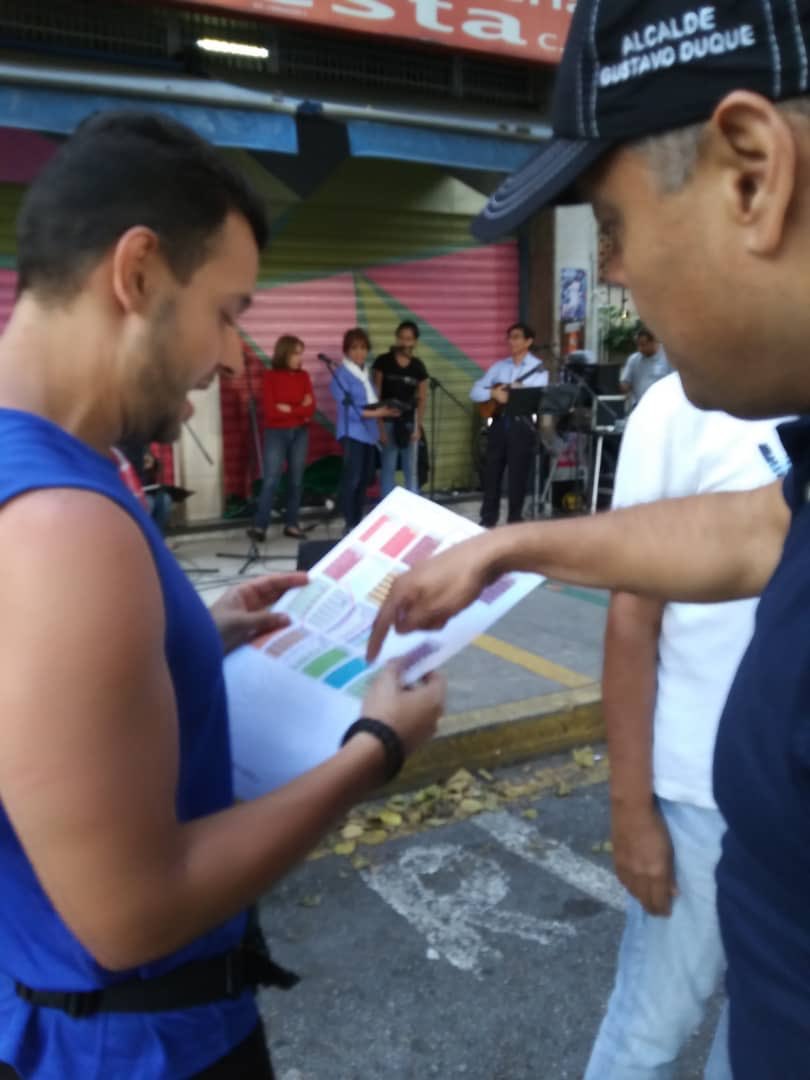 PJMetropolitano's tweet photo. Cjal .@maximo_sanchez junto a .@scarlethtrillo Conversando Con vecinos de la #Urb. El Dorado,  #AltamiraSur en el evento de activación del espacio público #EnsayandoElBulevar, organizado por Ccs City; promoviendo el voto para éste  #9Dic  #DefendamosChacao #25Nov https://t.co/agWvpzmg3X