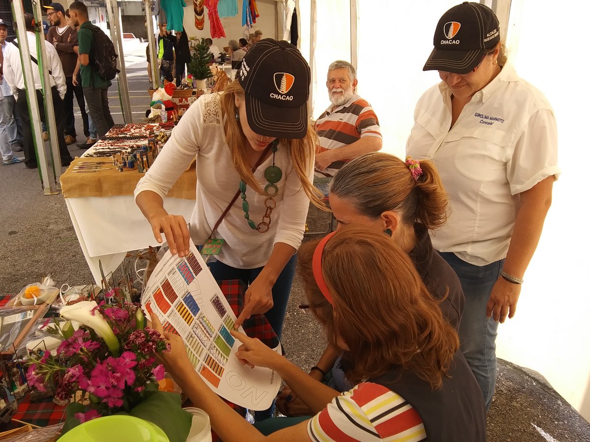 PJMetropolitano's tweet photo. Cjal .@maximo_sanchez junto a .@scarlethtrillo Conversando Con vecinos de la #Urb. El Dorado,  #AltamiraSur en el evento de activación del espacio público #EnsayandoElBulevar, organizado por Ccs City; promoviendo el voto para éste  #9Dic  #DefendamosChacao #25Nov https://t.co/agWvpzmg3X