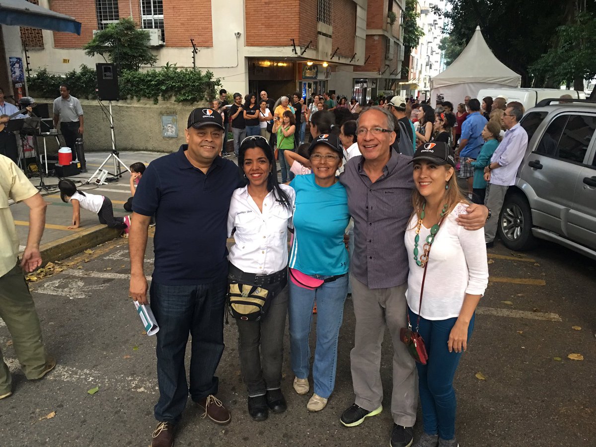 PJMetropolitano's tweet photo. Cjal .@maximo_sanchez junto a .@scarlethtrillo Conversando Con vecinos de la #Urb. El Dorado,  #AltamiraSur en el evento de activación del espacio público #EnsayandoElBulevar, organizado por Ccs City; promoviendo el voto para éste  #9Dic  #DefendamosChacao #25Nov https://t.co/agWvpzmg3X