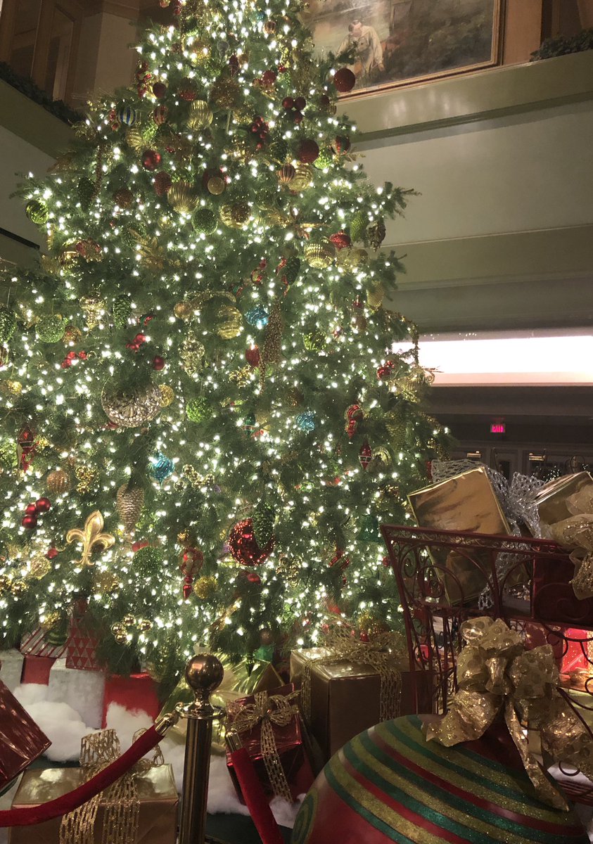 BillyFinnorn's tweet photo. The @WindsorCourt Christmas tree is officially lit! Another outstanding lighting ceremony. https://t.co/gikkzbAIHE