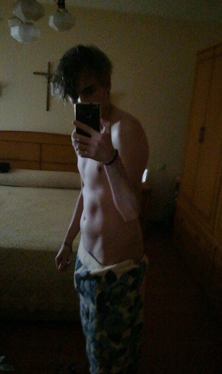Mralexxyoung's tweet photo. Aprovecho que no hay nadie y subo mis dos mejores nudes. 💖 https://t.co/5rdr4q74Nb