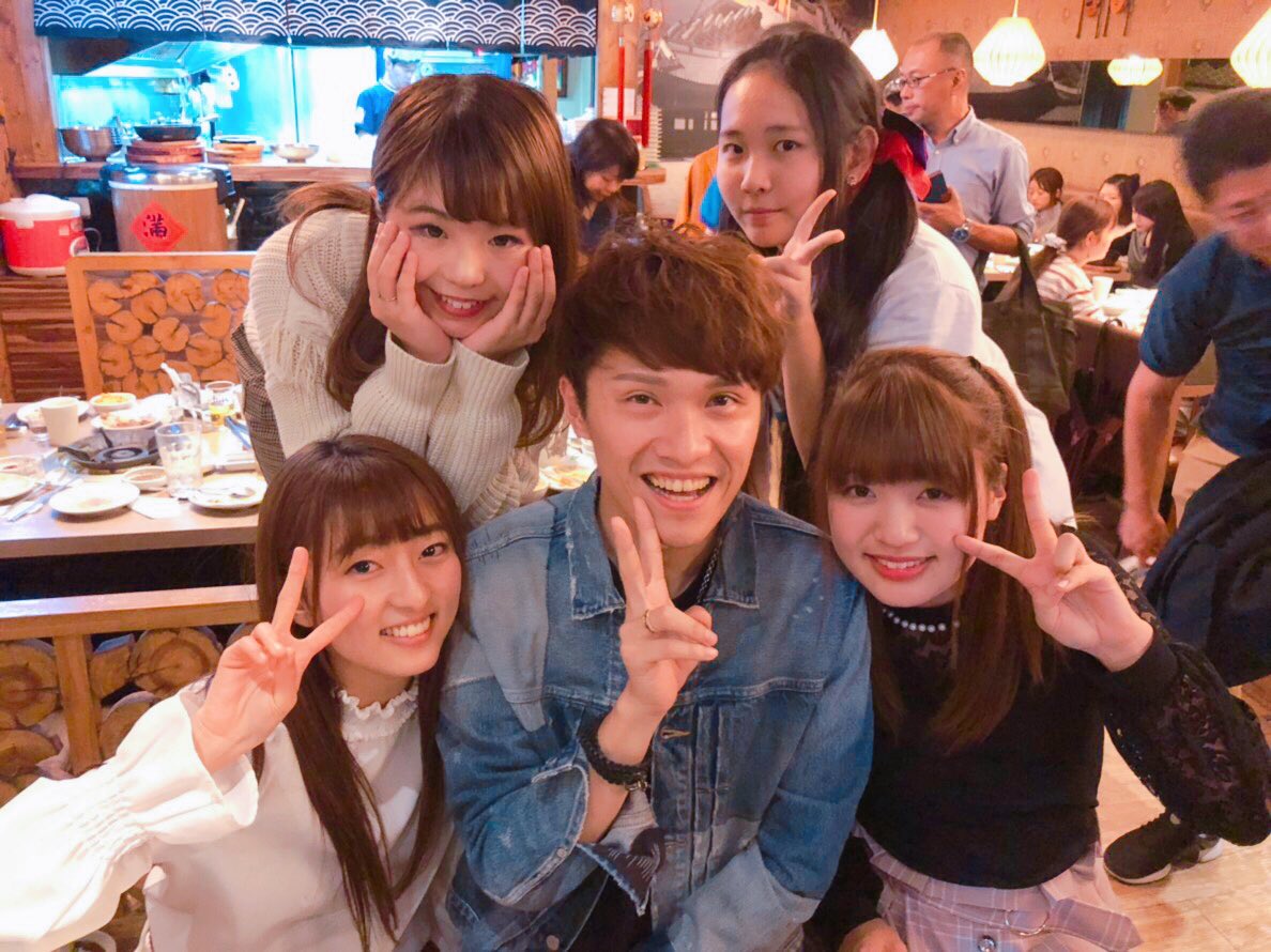 t25_momoka's tweet photo. おはももちゃん🍑
#ITF2018
4日間一緒に盛り上げてくれた
司会のソウさん︎︎☺︎♡♡
毎回仲良くしてくださって嬉しい😳
ありがとうございました!
昨日マッサージ行ったおかげで
よく眠れました︎︎☺︎
今日栃木に帰るよ!!!
#とちおとめ25 https://t.co/MdZqwd6hVx