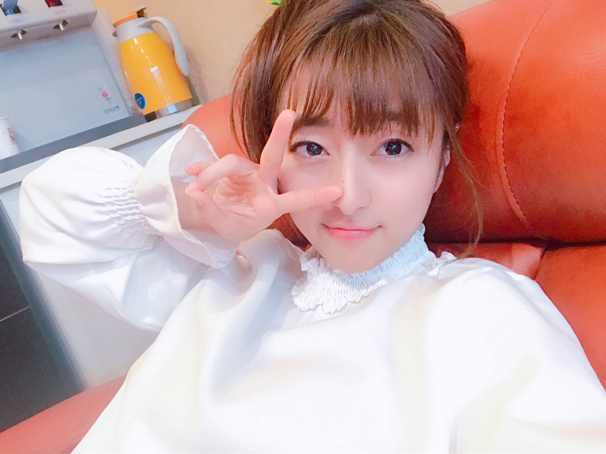 t25_momoka's tweet photo. おはももちゃん🍑
#ITF2018
4日間一緒に盛り上げてくれた
司会のソウさん︎︎☺︎♡♡
毎回仲良くしてくださって嬉しい😳
ありがとうございました!
昨日マッサージ行ったおかげで
よく眠れました︎︎☺︎
今日栃木に帰るよ!!!
#とちおとめ25 https://t.co/MdZqwd6hVx