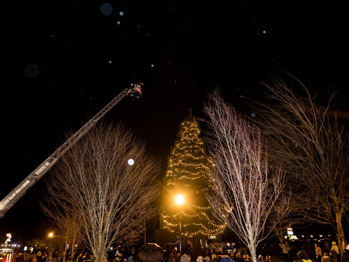 ExploreTigard's tweet photo. CONTEST ALERT! We are looking for one child to walk with Santa to the After Party at the Downtown Tigard Holiday Tree Lighting on December 7th at 6:45 PM. Click here to learn how to enter: https://t.co/rlYn39jyt8 https://t.co/HcPc2TZpAY