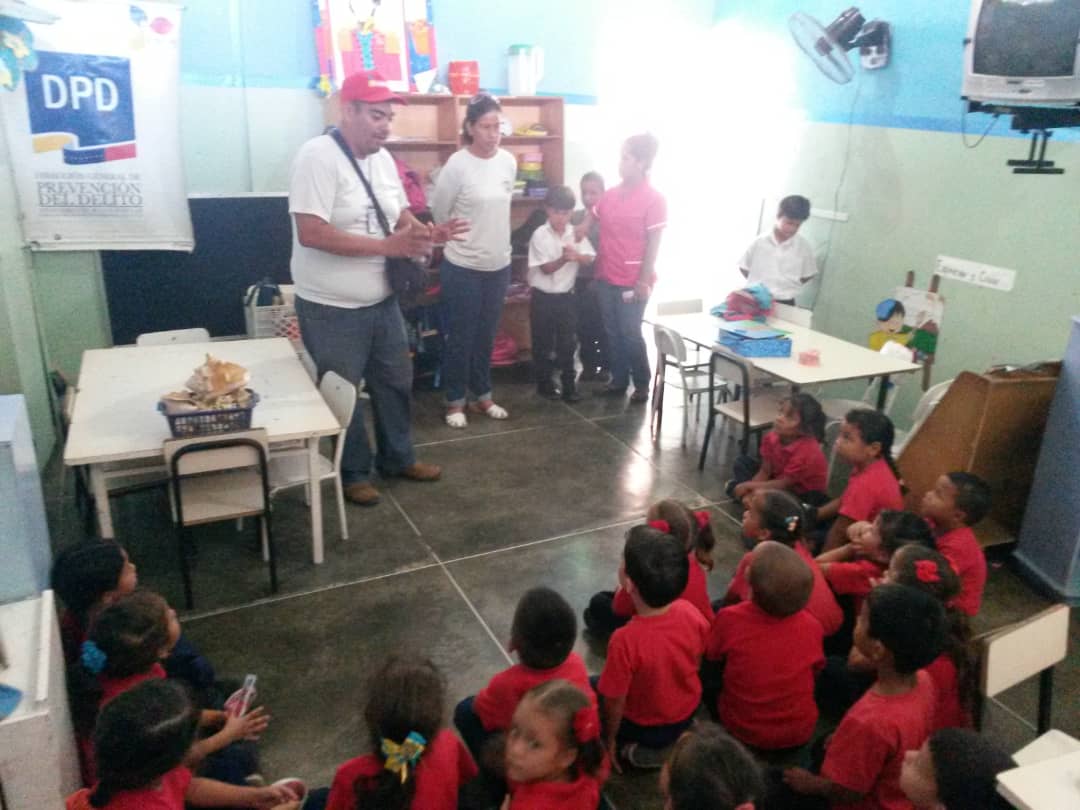 SucreDPD's tweet photo. #26Nov | En el CEI "Malariologia" de Cumaná, pquia. Altagracia, mcpio. Sucre, la @SucreDPD realizó conversatorio sobre "Ética y Valores" del programa "Inspirando Vidas" con nuestro semillero de la patria | #BalanceDeSeguridad2018 https://t.co/16QtfoZcYZ