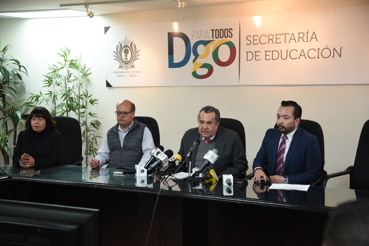 SEED_Dgo's tweet photo. En rueda de prensa con los diferentes medios de comunicación, el Secretario de Educación, @ruben_calderonl , aseguró que se entregarán en tiempo y forma las prestaciones de fin de año para los trabajadores del sector educativo. https://t.co/PS9zsOW911