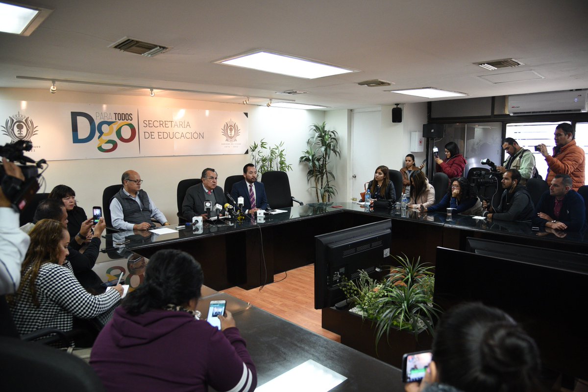 SEED_Dgo's tweet photo. En rueda de prensa con los diferentes medios de comunicación, el Secretario de Educación, @ruben_calderonl , aseguró que se entregarán en tiempo y forma las prestaciones de fin de año para los trabajadores del sector educativo. https://t.co/PS9zsOW911
