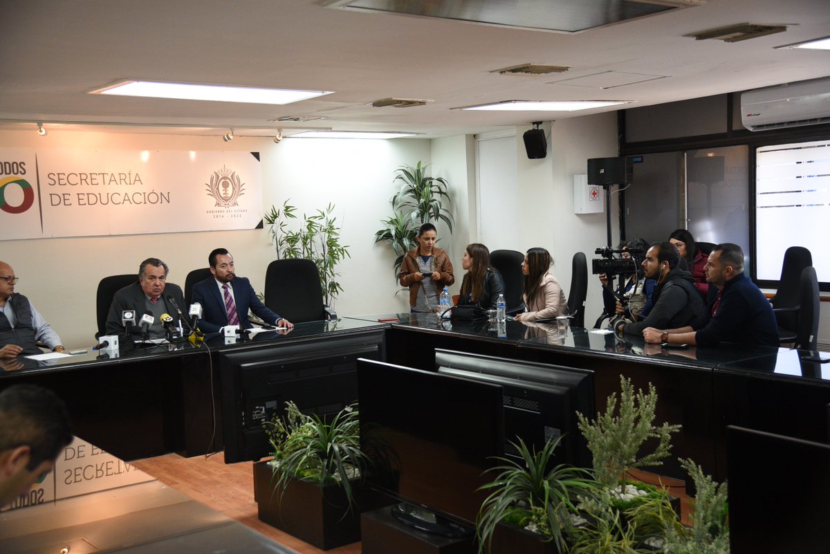 SEED_Dgo's tweet photo. En rueda de prensa con los diferentes medios de comunicación, el Secretario de Educación, @ruben_calderonl , aseguró que se entregarán en tiempo y forma las prestaciones de fin de año para los trabajadores del sector educativo. https://t.co/PS9zsOW911