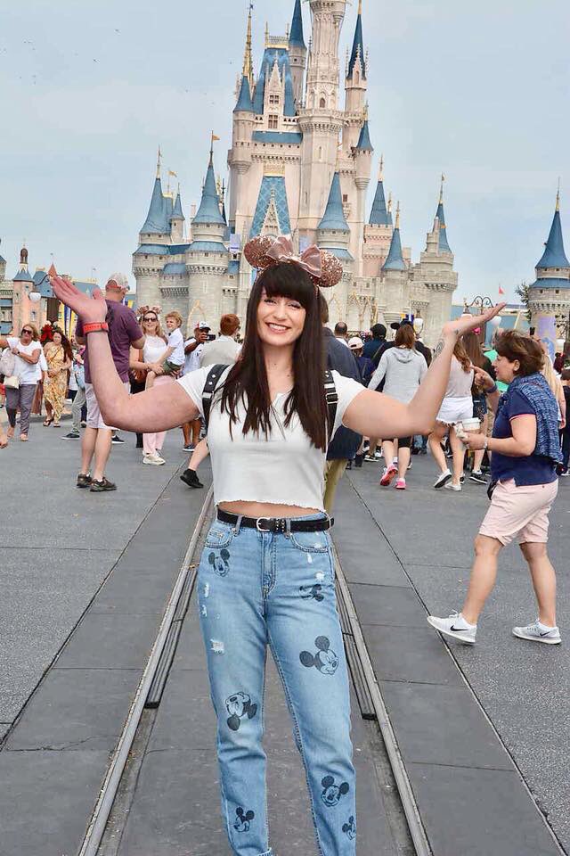 michaeladrummo1's tweet photo. @WaltDisneyCo Give this girl @LaurenIR22 a job!! She’s a natural and would make an excellent Disney presenter!! Travelled alone after a split with her boyfriend to the place of her dreams! Make her dream come true @WaltDisneyCo ❤️ https://t.co/iI2CN1iBUq