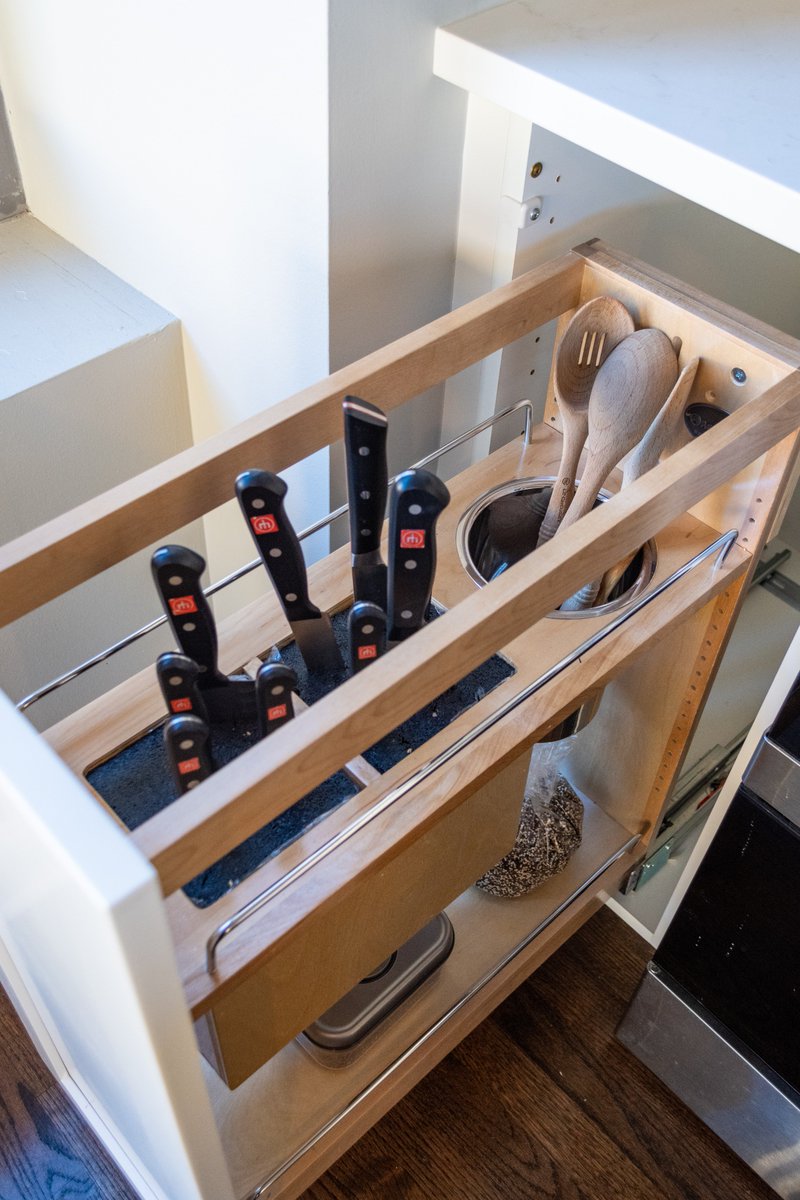 AmberGolobInt's tweet photo. The design is in the details! We love working with our clients creating the perfect kitchen all the way down to the cabinetry inserts. Inserts by @RevAShelf. Thanks to @OsDecoratingInc, @lidlillie, Kelly Arnett, &amp; @SarahBeidatsch.

#ChicagoHomes #ChicagoDesigner #InteriorDesign https://t.co/mSYKpcNb57
