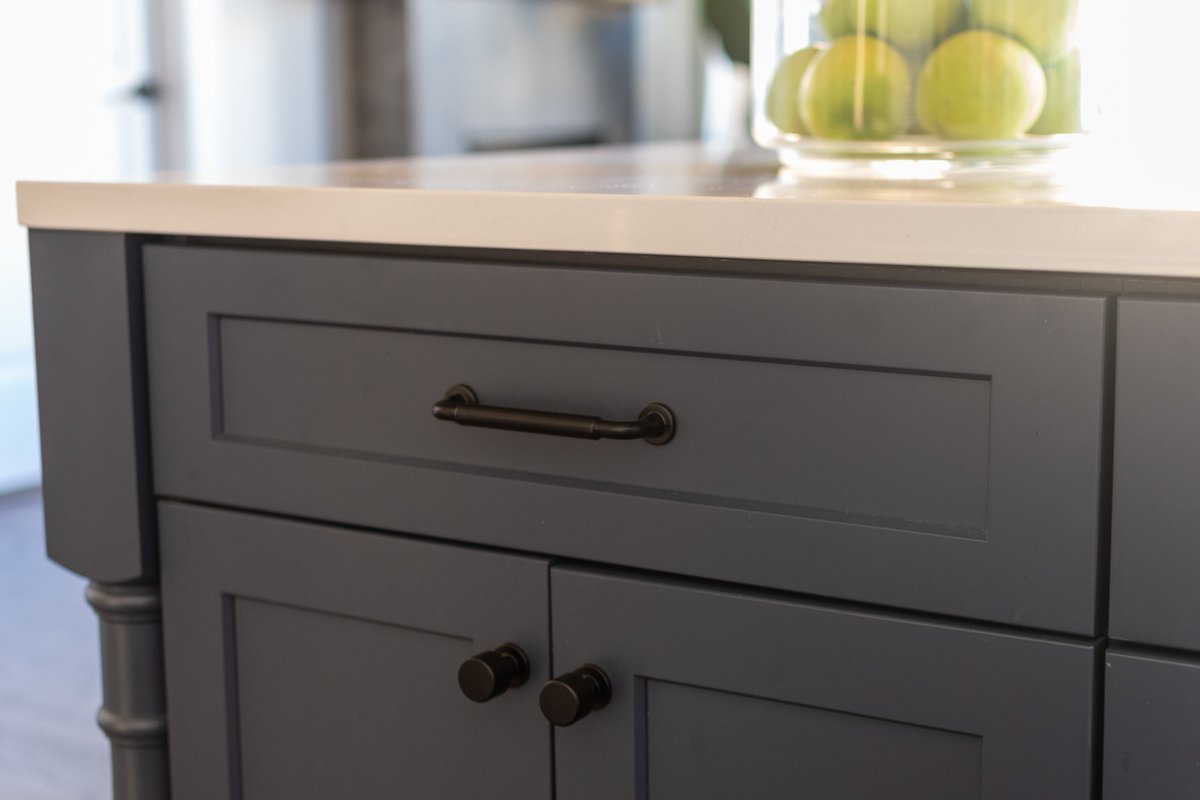 AmberGolobInt's tweet photo. The design is in the details! We love working with our clients creating the perfect kitchen all the way down to the cabinetry inserts. Inserts by @RevAShelf. Thanks to @OsDecoratingInc, @lidlillie, Kelly Arnett, &amp; @SarahBeidatsch.

#ChicagoHomes #ChicagoDesigner #InteriorDesign https://t.co/mSYKpcNb57