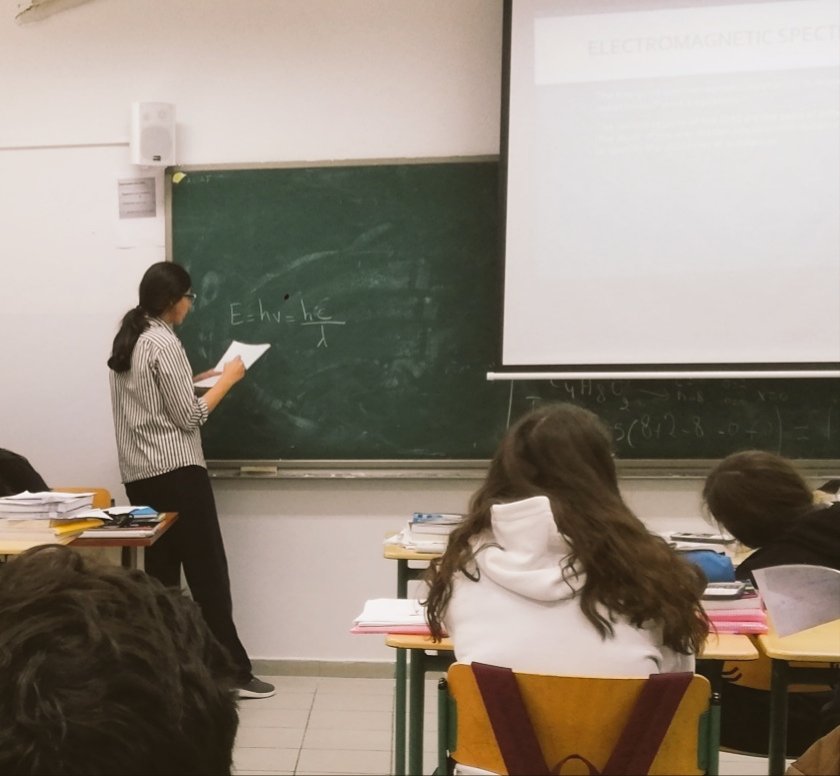 HibaBayoumi's tweet photo. Peer teaching: To teach is to learn twice~Whitman
Two IBDP1 learners, Tania and Judy, explained a Chemistry topic for their fellows.. It was a productive and enjoyable experience for all! @Hhhsinfo @monamajzoub #peer_teaching #ibchemistry https://t.co/6pO6mhesPP