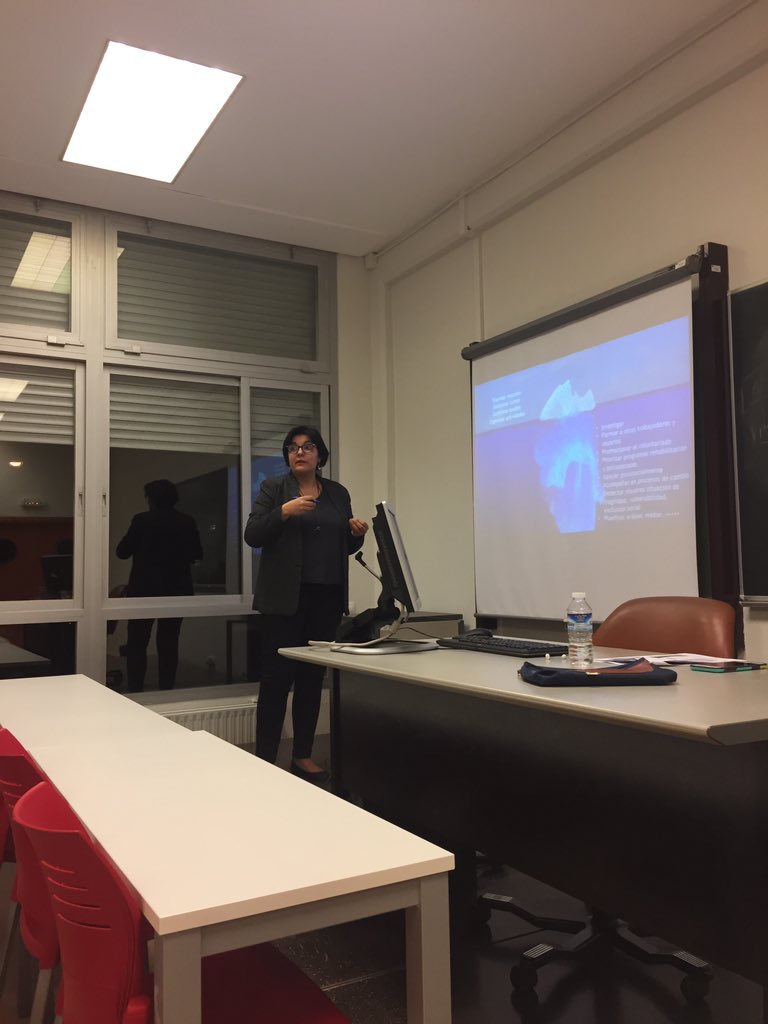 TSUnirioja's tweet photo. Nuestras compañeras @AnaBelenCuesta7 y @rocialco presentando sus investigaciones doctorales en curso en el II Encuentro de investigadores en #trabajosocial @unirioja ¡Mañana seguimos! https://t.co/eXH0PQanJn