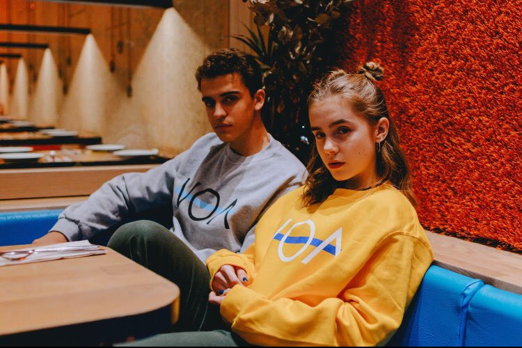 VOAbrand's tweet photo. ¡Ya están a la venta las nuevas sudaderas VOA (amarillo, gris y azul)! Además, @hugobostph hizo unas fotitos muy chulis a @claariix y @SantiLacunza que iréis viendo poco a poco. 🤘🏼🙈🔥
Link en la biooo
#VoaBrand #VOAColabora #YocolaboroVOA #OPEDIGNA https://t.co/WdqLMFDvTM
