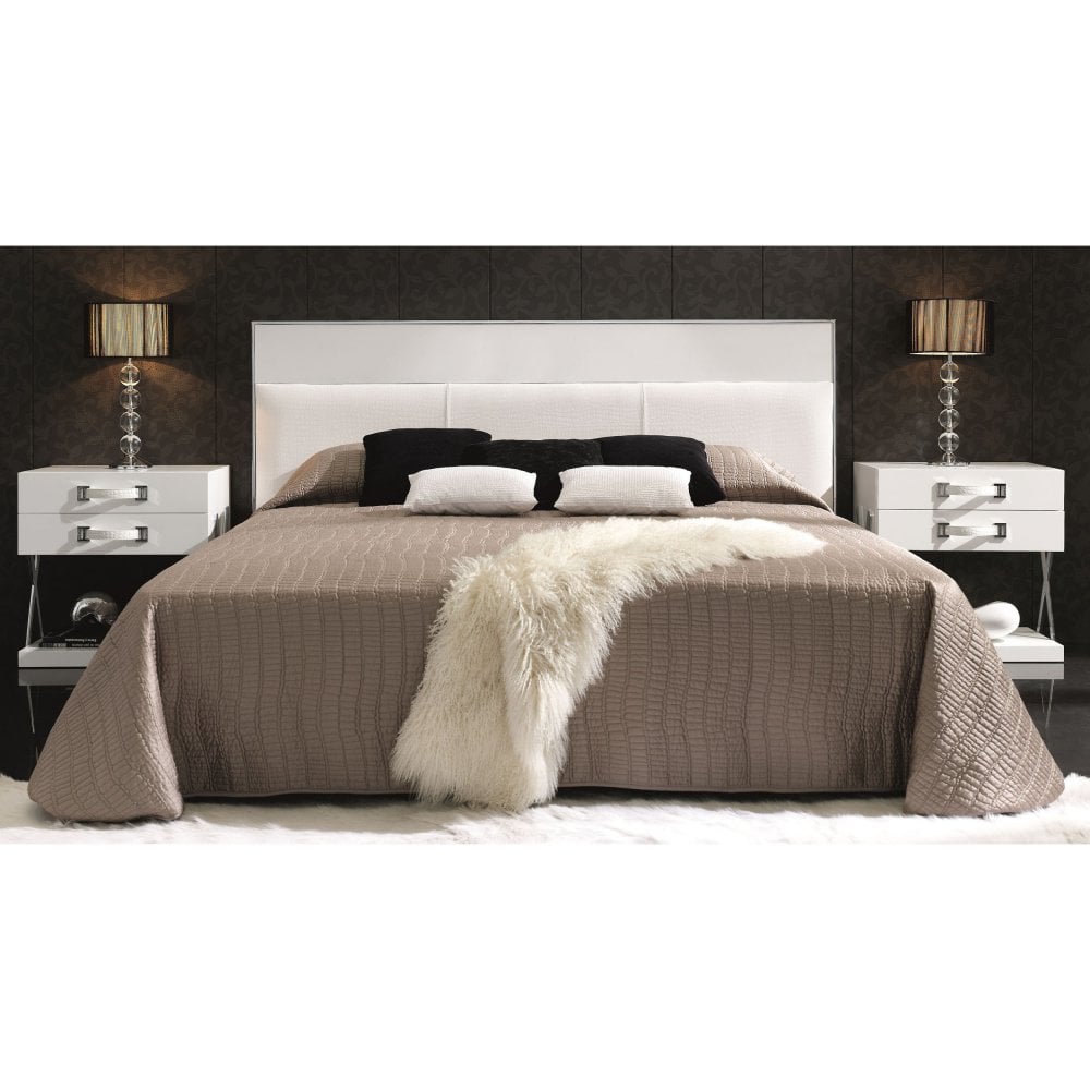UBERINTERIORS's tweet photo. The average person will spend 25 years in bed so it's important you make the right choice when buying a new bed. We love the panelled detail on this #amboan headboard. We wish we could spend all day in this one! #luxurybeds #beds #headboards #interiors #interiordesign #bedrooms https://t.co/e8zpQv6x6m