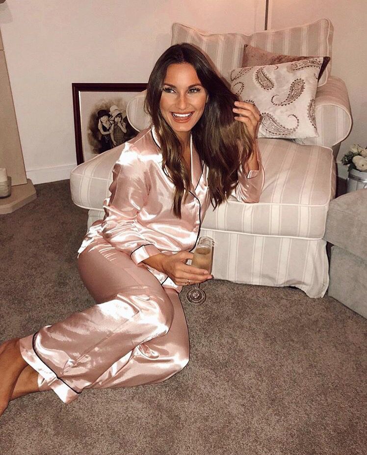 BouxAvenue's tweet photo. When you’ve survived another Monday 🥂 Love Miss B x 💕 📸: @SamanthaFaiers 💖 #bouxeverafter #pyjamas #mondaymood #bouxavenue 

Shop PJs >> https://t.co/hYIBBXg7Lv https://t.co/l7n3Uk54W5