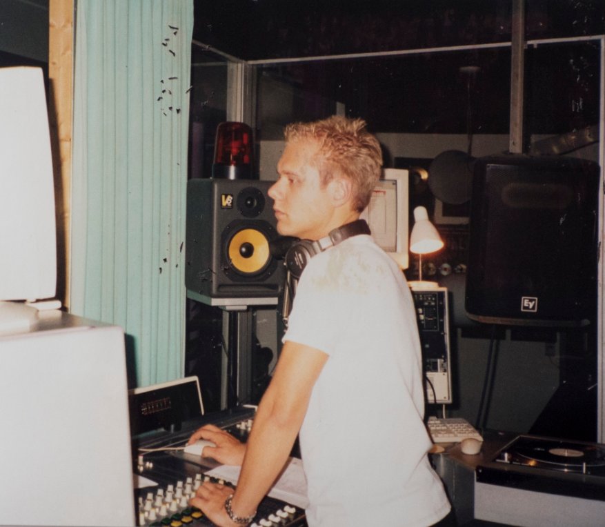 arminvanbuuren's tweet photo. Cyber Monday 😉 https://t.co/7gjp45niYn