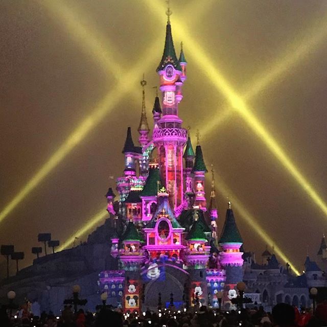 bilsen_van's tweet photo. Illuminations #disneylandparis #disneyland #disney #magickingdom #marnelavallée #paris #illuminations @disneylandparis #mickey90th #mickey90thanniversary #mickey90years https://t.co/8iGDZ85GM0 https://t.co/XDumTyXCgN