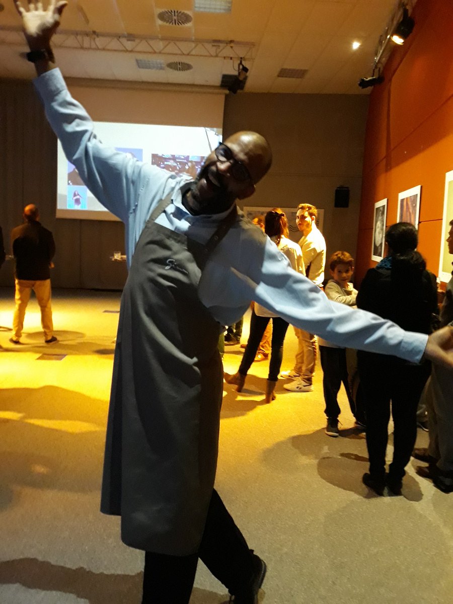 InesPrietoLaflo's tweet photo. Everybody holding their breath during of #InSight landing...And Segun made sure all the kids got plenty of chocolate! #behindthescenes #partofthemission #CiteEspace #florencseroussi https://t.co/8ptfk0Reci