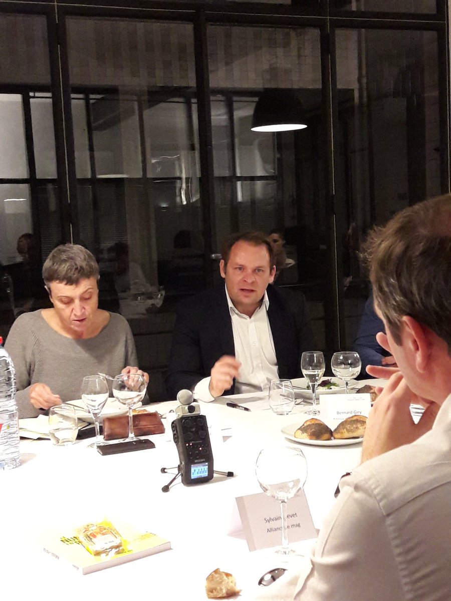 chrislaffray's tweet photo. @girybernard @iledefrance partage ce soir avec le cercle des transformateurs : opendata, region connectée, écosystème public privé https://t.co/JmMnxBvYF2