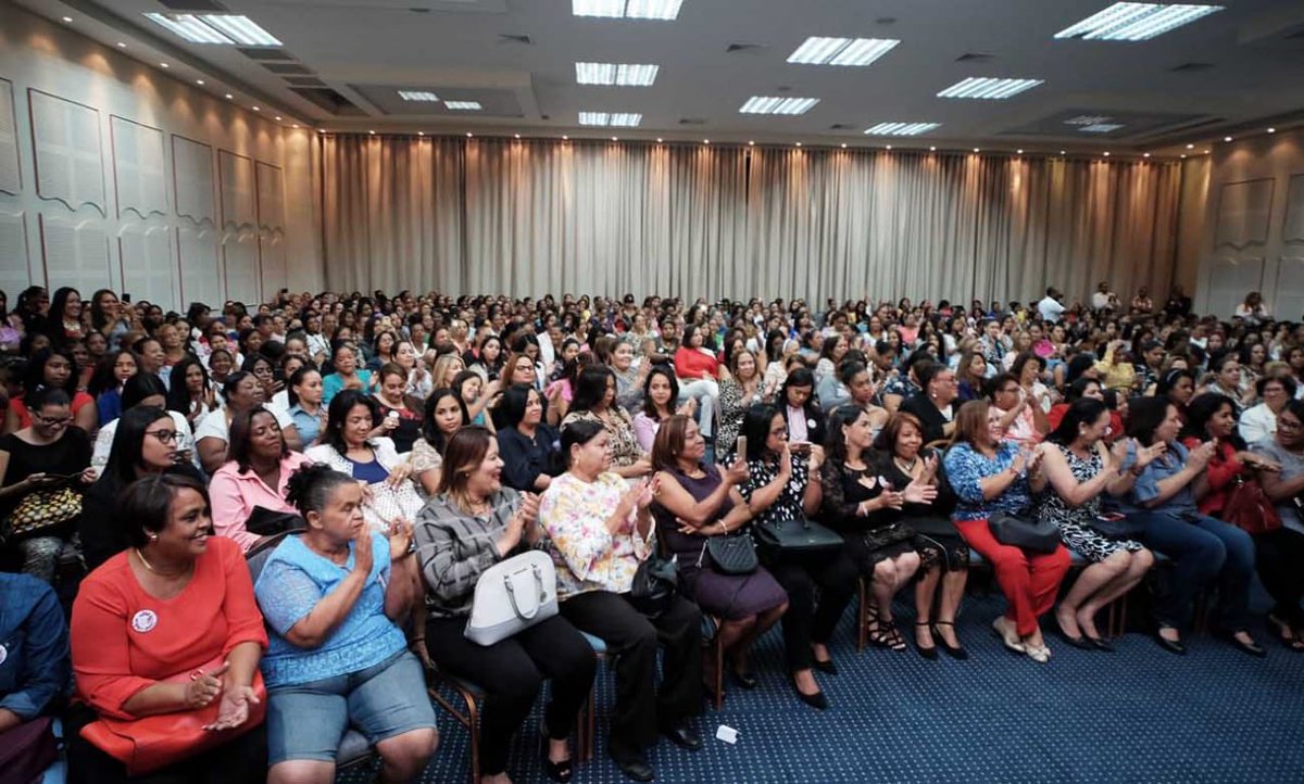 FernandoRosaRD's tweet photo. Agradecido de la masiva presencia de las mujeres que se dieron cita a la conferencia "#MujeresDeAltoVuelo", una actividad realizada con amor y en especial para ustedes, demostrando que son parte fundamental de la Sociedad. 

¡ Gracias #MujeresConFernando ! https://t.co/4uysbvn9gn