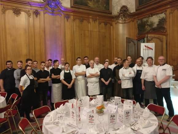 CaenOfficiel's tweet photo. Ce soir, on dîne pour une belle cause à l'Abbaye-aux-Hommes ❤️ ! "Les Chefs normands" organisent le 3e dîner des Chefs, dont l'intégralité des recettes sera versée à l'association "Sarah rayonne". Merci aux 👩‍🍳👨‍🍳, au lycée F. Rabelais et aux 115 convives. #NovembreGourmand #Caen https://t.co/M8Y99CcwCF