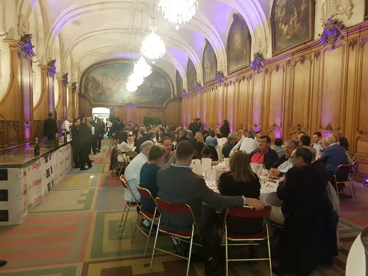CaenOfficiel's tweet photo. Ce soir, on dîne pour une belle cause à l'Abbaye-aux-Hommes ❤️ ! "Les Chefs normands" organisent le 3e dîner des Chefs, dont l'intégralité des recettes sera versée à l'association "Sarah rayonne". Merci aux 👩‍🍳👨‍🍳, au lycée F. Rabelais et aux 115 convives. #NovembreGourmand #Caen https://t.co/M8Y99CcwCF