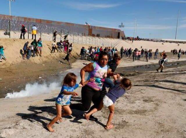 Almagro_USA2015's tweet image. Las lacrimógenas usadas por la dictadura de Maduro contra civiles desarmados -niños inclusive- son lanzadas tan indiscriminadamente que caen hasta en la frontera entre México y EE.UU.