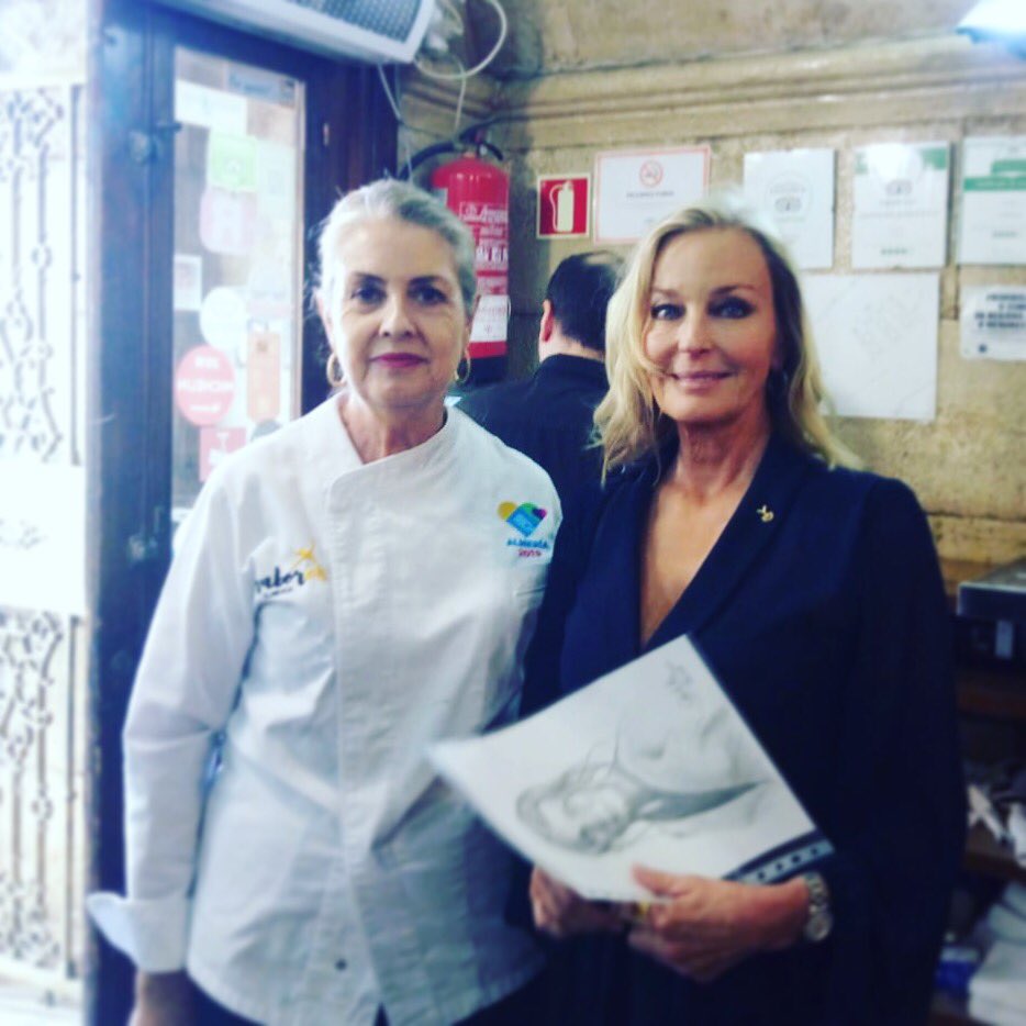 Rest_La_Encina's tweet photo. Un lujo poder disfrutar de la visita de @BoDerek en @Rest_La_Encina. Gracias por su amabilidad y por firmarnos el retrato que muy pronto lucirá en la taberna 🌟🌟🌟
#almería2019 #Almería #LaEncina #Fical2018 https://t.co/flIHc0Cdrs