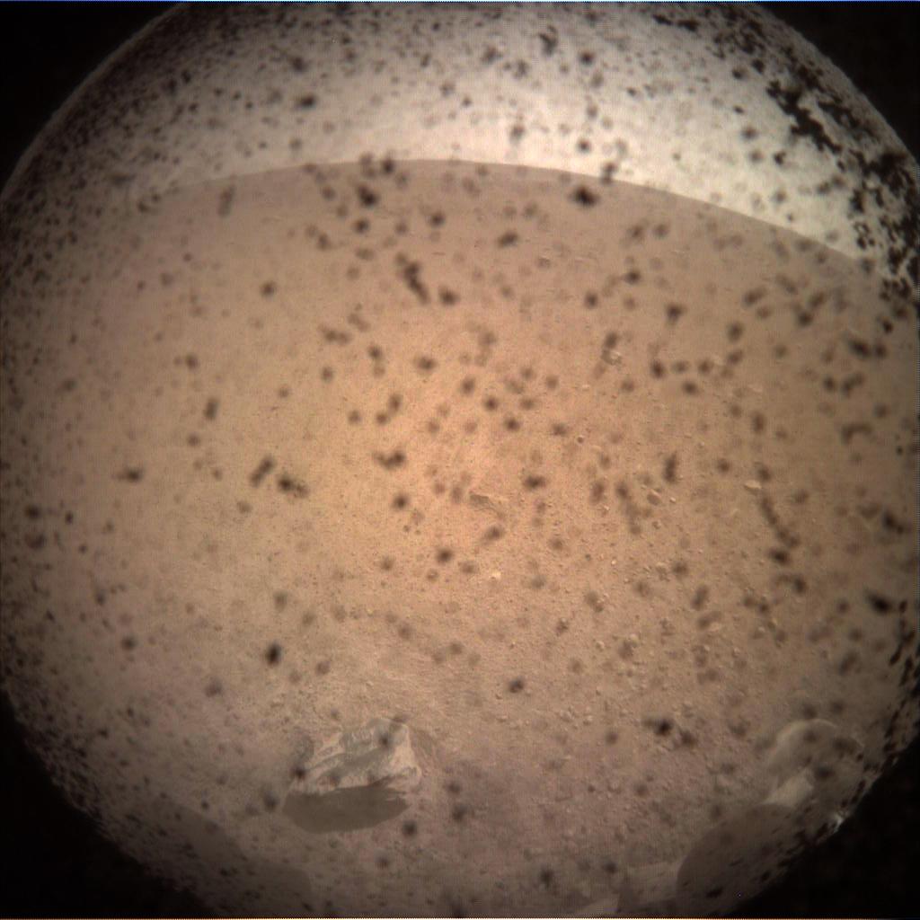 elmundociencia's tweet photo. La misión 'InSight' de la @NASA ya está en la superficie marciana, donde a comenzará a estudiar sus entrañas por primera vez. Ésta es la primera imagen que ha llegado a la Tierra tras su aterrizaje en Marte. Pronto comenzará a tomar el pulso al planeta rojo. https://t.co/SvDKlONwki