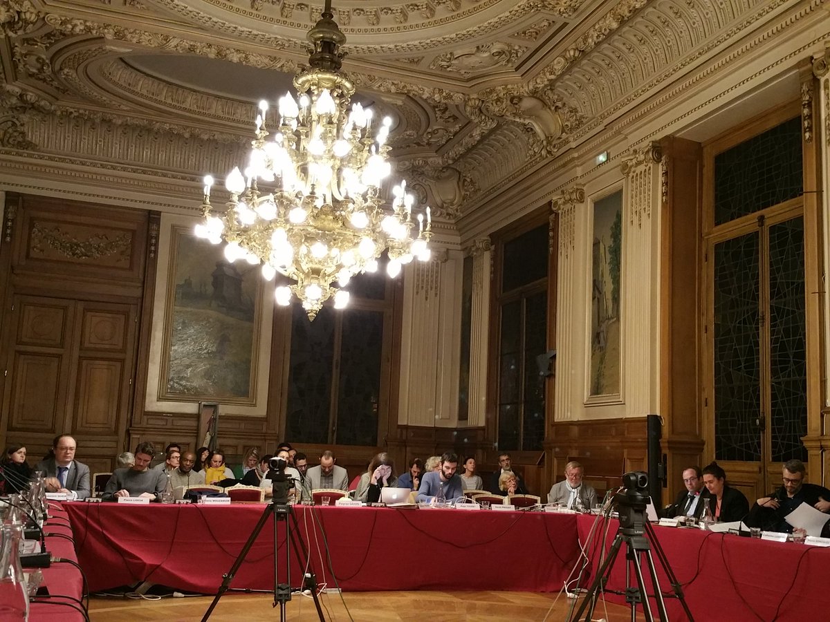 sandrinemees's tweet photo. Au conseil d'arrondissement du 18e, @EcoloLogique pose les questions cruciales pour les cantines : contrôle du cahier des charges et participation des parents @EELV18e @loiclorenzini https://t.co/XAlitIMpf8