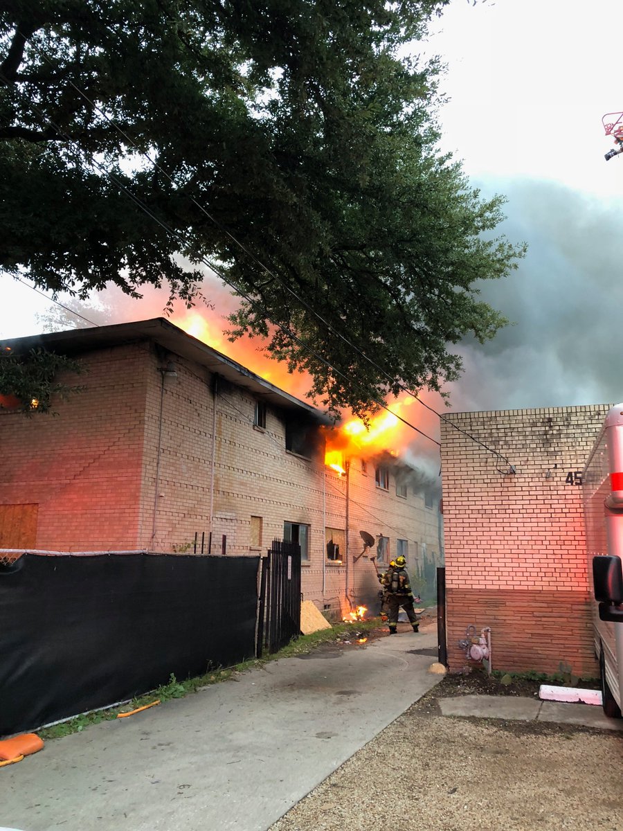 SiddonsMartin's tweet photo. Dallas Fire-Rescue's new (and first of many) #PierceVelocity pumper, Engine 8, on scene of a structure fire last week in Old East Dallas. Strong work! #DallasFireRescue #workingfire #pierceperformance #pierceonscene https://t.co/aFiLJqZ3Os