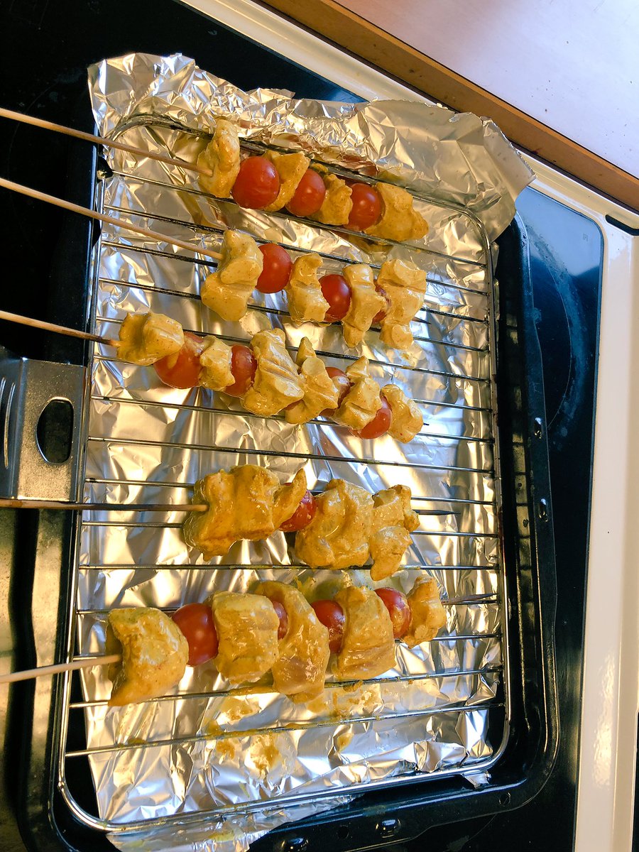 MissKelly_PE's tweet photo. S1 Flourish pupils were making healthy chicken kebabs and side salads from scratch! They looked amazing, well done! π€©π’π₯¬π
@BraesHE @BraesHigh @BraesPE @OnandUpBHS #article31 #PEFScot18 #familylearning #tryingnewfoods https://t.co/ku4ewGgy8W