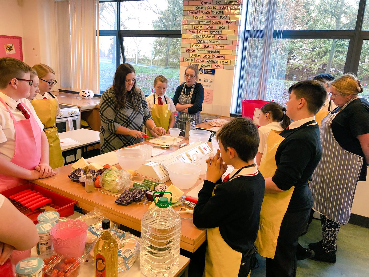 MissKelly_PE's tweet photo. S1 Flourish pupils were making healthy chicken kebabs and side salads from scratch! They looked amazing, well done! π€©π’π₯¬π
@BraesHE @BraesHigh @BraesPE @OnandUpBHS #article31 #PEFScot18 #familylearning #tryingnewfoods https://t.co/ku4ewGgy8W