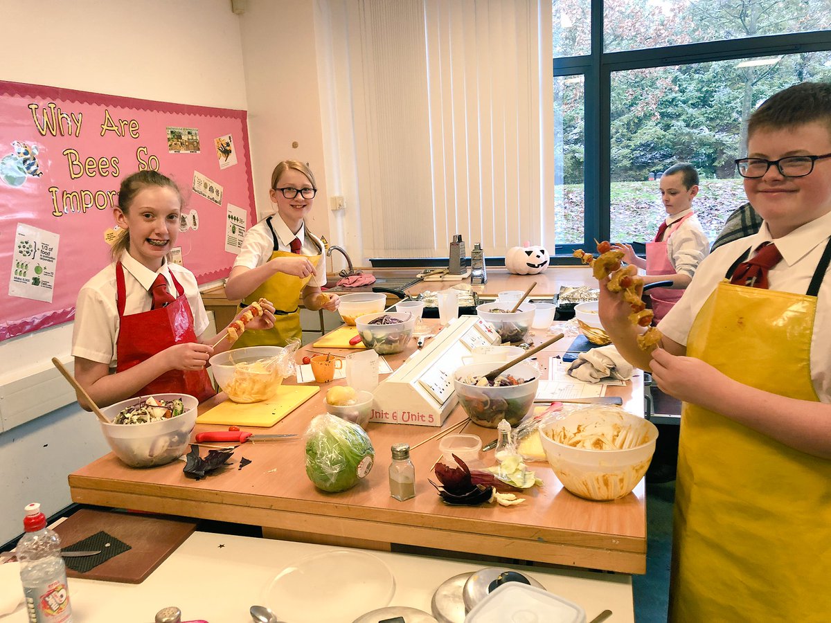 MissKelly_PE's tweet photo. S1 Flourish pupils were making healthy chicken kebabs and side salads from scratch! They looked amazing, well done! π€©π’π₯¬π
@BraesHE @BraesHigh @BraesPE @OnandUpBHS #article31 #PEFScot18 #familylearning #tryingnewfoods https://t.co/ku4ewGgy8W