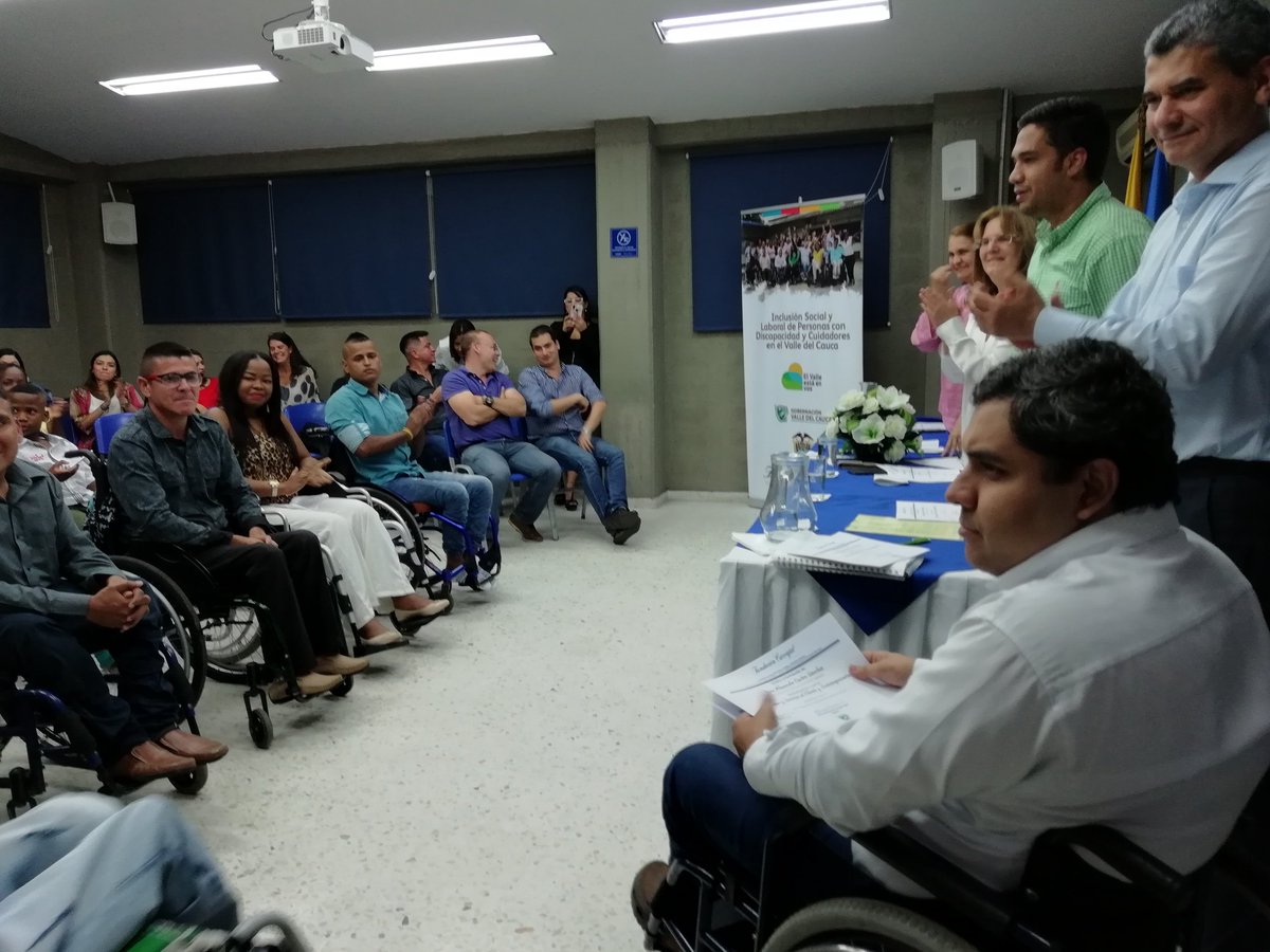c_discapacidad's tweet photo. #26DeNoviembre Dr @jgparra03 #Coordinador #ProgramadeDiscapacidad #SecrDesarrSocialYPart de la @GobValle Entrega de Certificaciones a PcD Capacitación #Ventas #AtencionAlCliente #Mercadeo Convenio con la #FundacionCarvajal https://t.co/aKLJ2Pyx7C