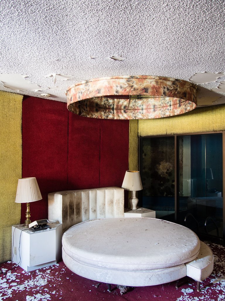 eyelidden's tweet image. this is the hole in the ceiling where popcorn ceiling maiden was born from #PopcornCeiling