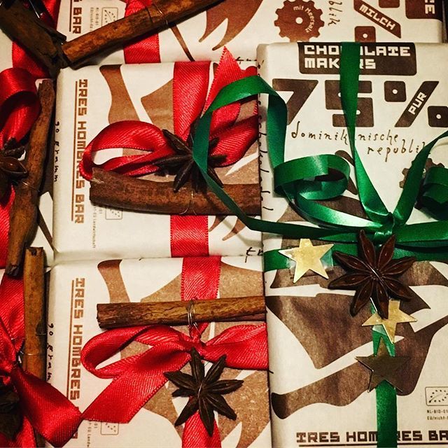 1000meilenwind's tweet photo. Emissionsfreie Schokolade. Mit @treshombres.shipping und @schokofahrtkoeln transportiert ist auch ein super Weihnachtsgeschenk.
.
.
 #schokolade #weihnachten #emissionsfrei #1000meilenwind #cargobike #lastenrad #schokofahrt #schokofahrt2018 https://t.co/nol8Zleps1 https://t.co/NknnP2eSDi