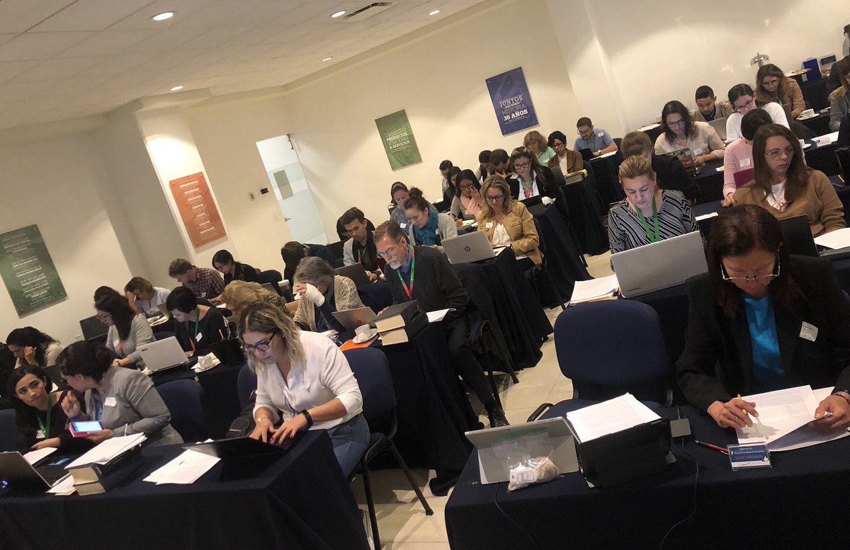 eSpLanguage's tweet photo. Casa llena en el taller del Lic.Javier Becerra "Desafíos de derecho comparado para traducir al español documentos legales estadounidenses". Aprendimos un montón y más que puestos para otro de varios días. 📚 #SJ2018 #xl8 #1nt @FILGuadalajara https://t.co/VpUj2ACDDW