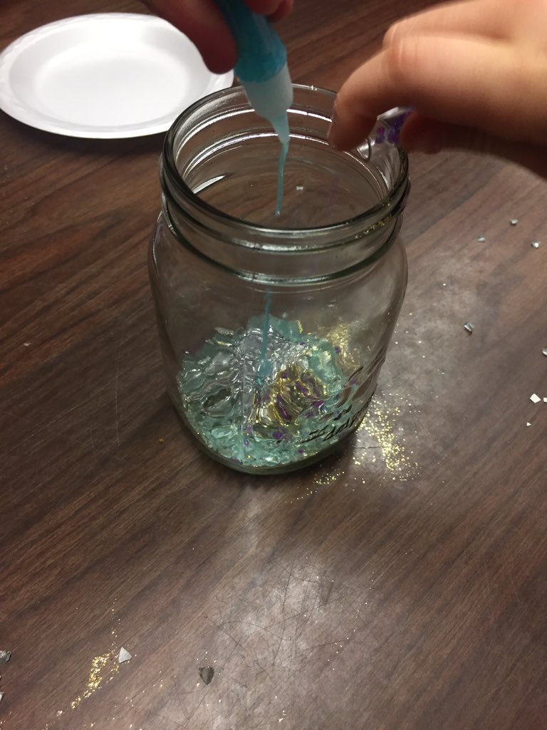 rach_o44's tweet photo. practicing mindfulness is BEAUTIFUL 😌✨ these grade 3/4’s created “Mood Jars” that mimic the cloudiness of our mind when we’re feeling overwhelmed. As the sparkles settle, we watch. we breathe. we reflect. ✌🏻✌🏽✌🏿 https://t.co/ghf5PE0Qgh